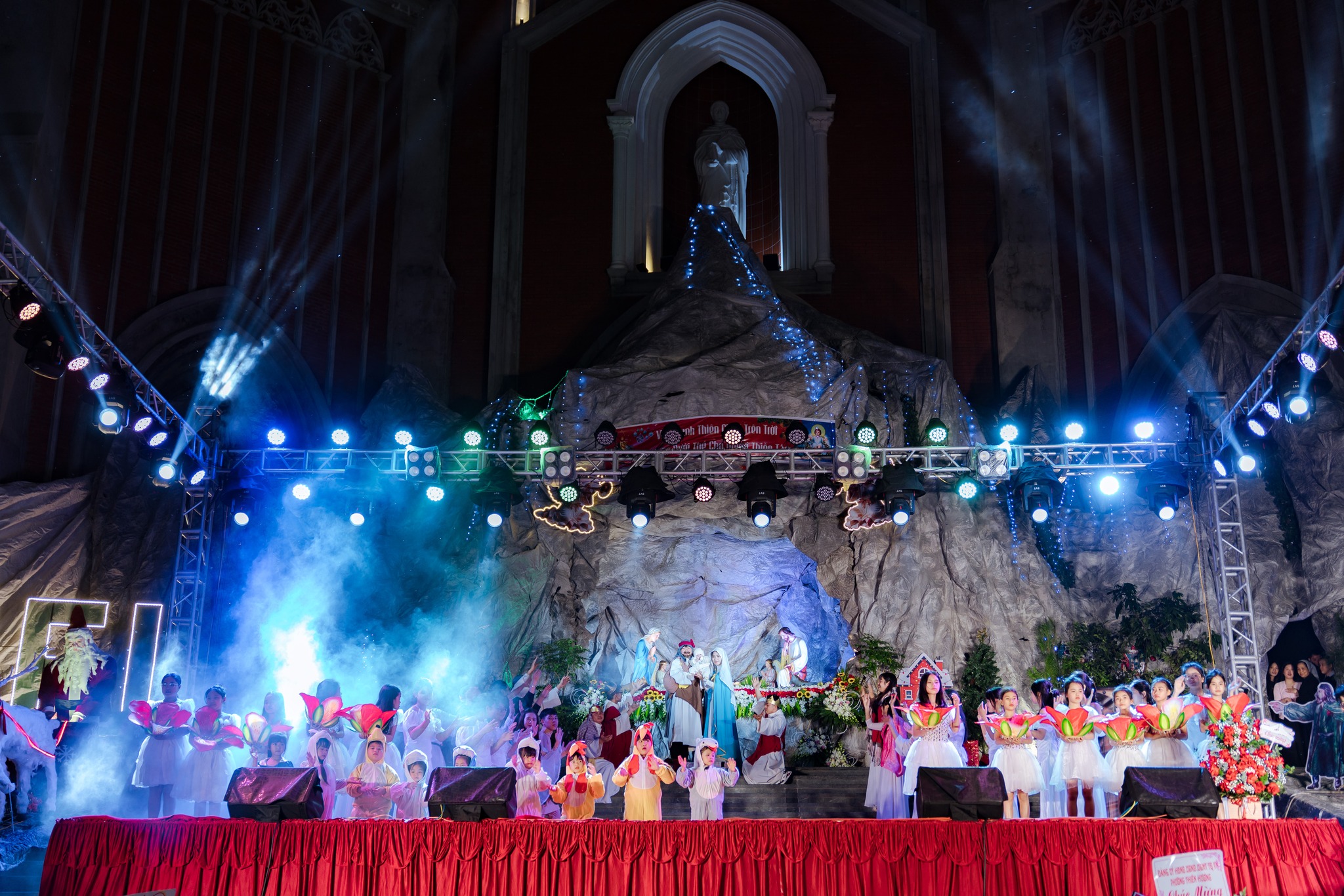 Giáo xứ Đồng Giá - Giáng Sinh 2025: HÀI NHI GIÊSU – ÁNH SÁNG CỨU ĐỘ MUÔN DÂN