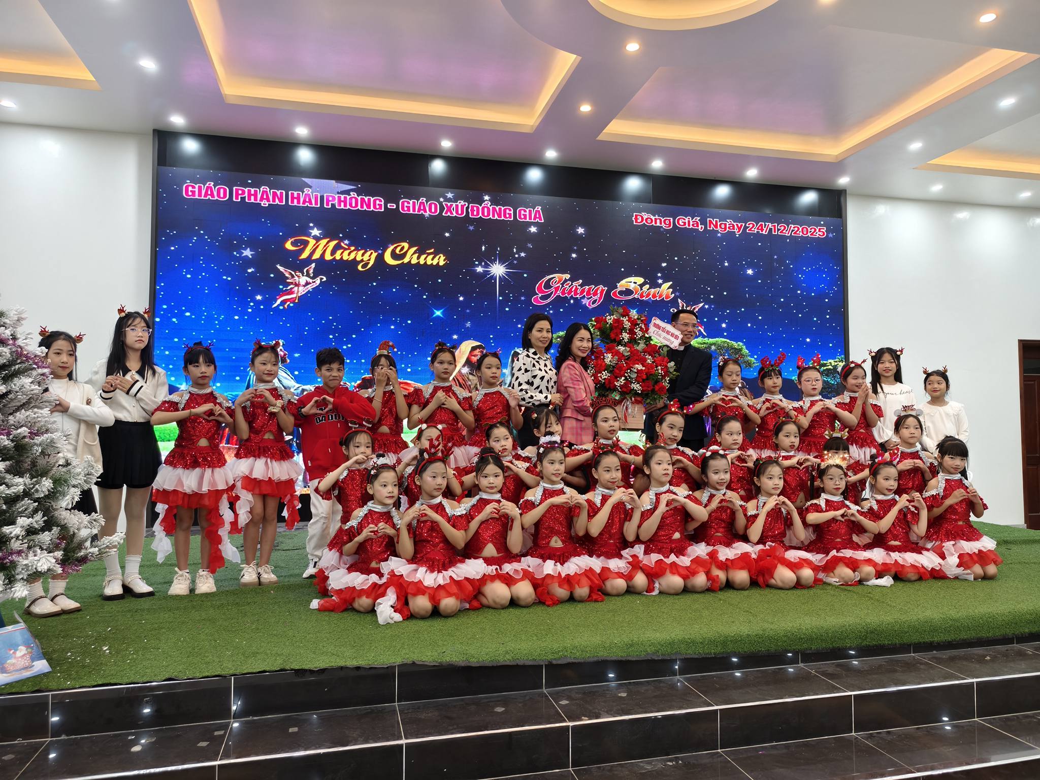 Giáo xứ Đồng Giá - Giáng Sinh 2025: HÀI NHI GIÊSU – ÁNH SÁNG CỨU ĐỘ MUÔN DÂN