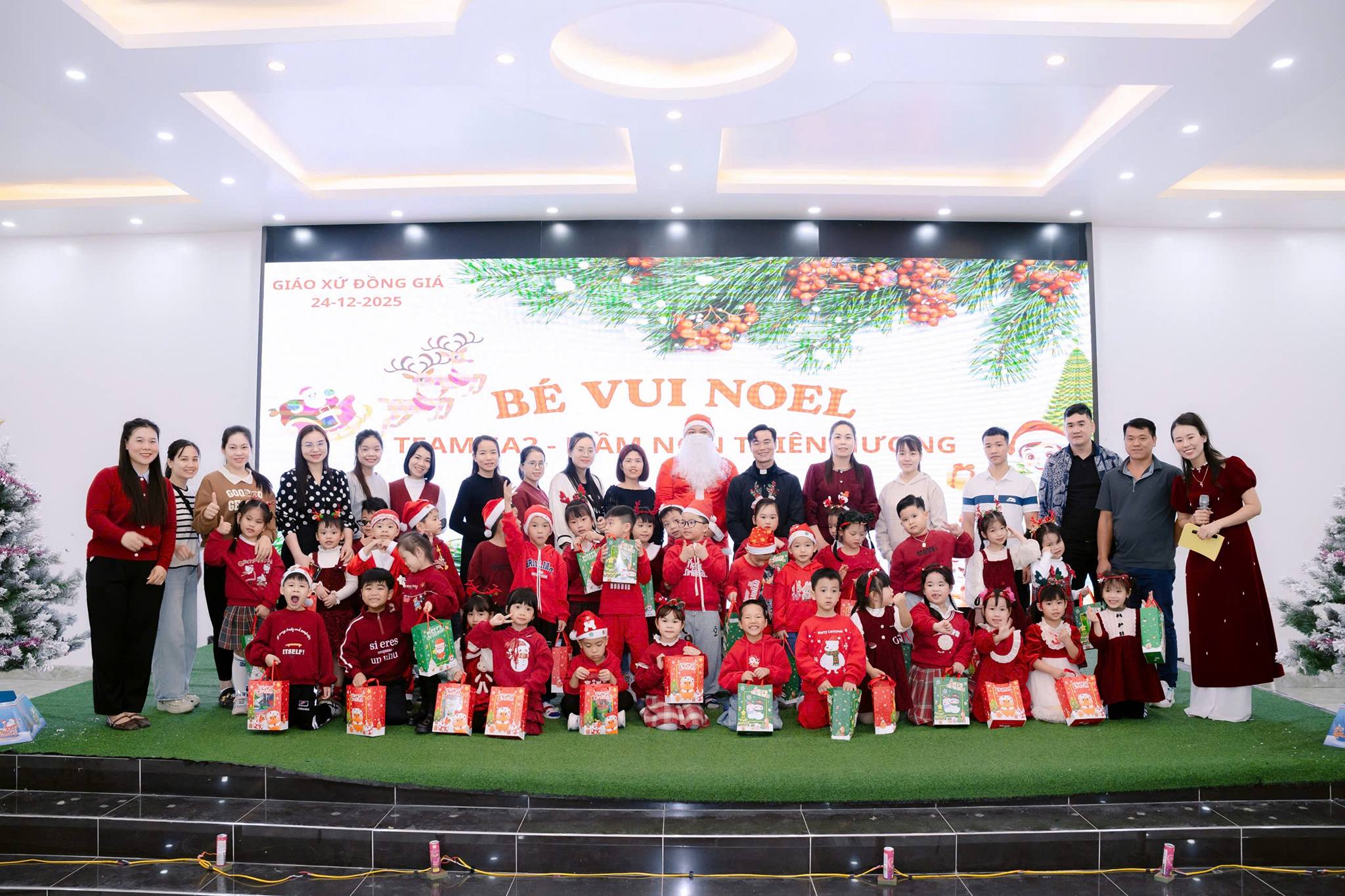 Giáo xứ Đồng Giá - Giáng Sinh 2025: HÀI NHI GIÊSU – ÁNH SÁNG CỨU ĐỘ MUÔN DÂN