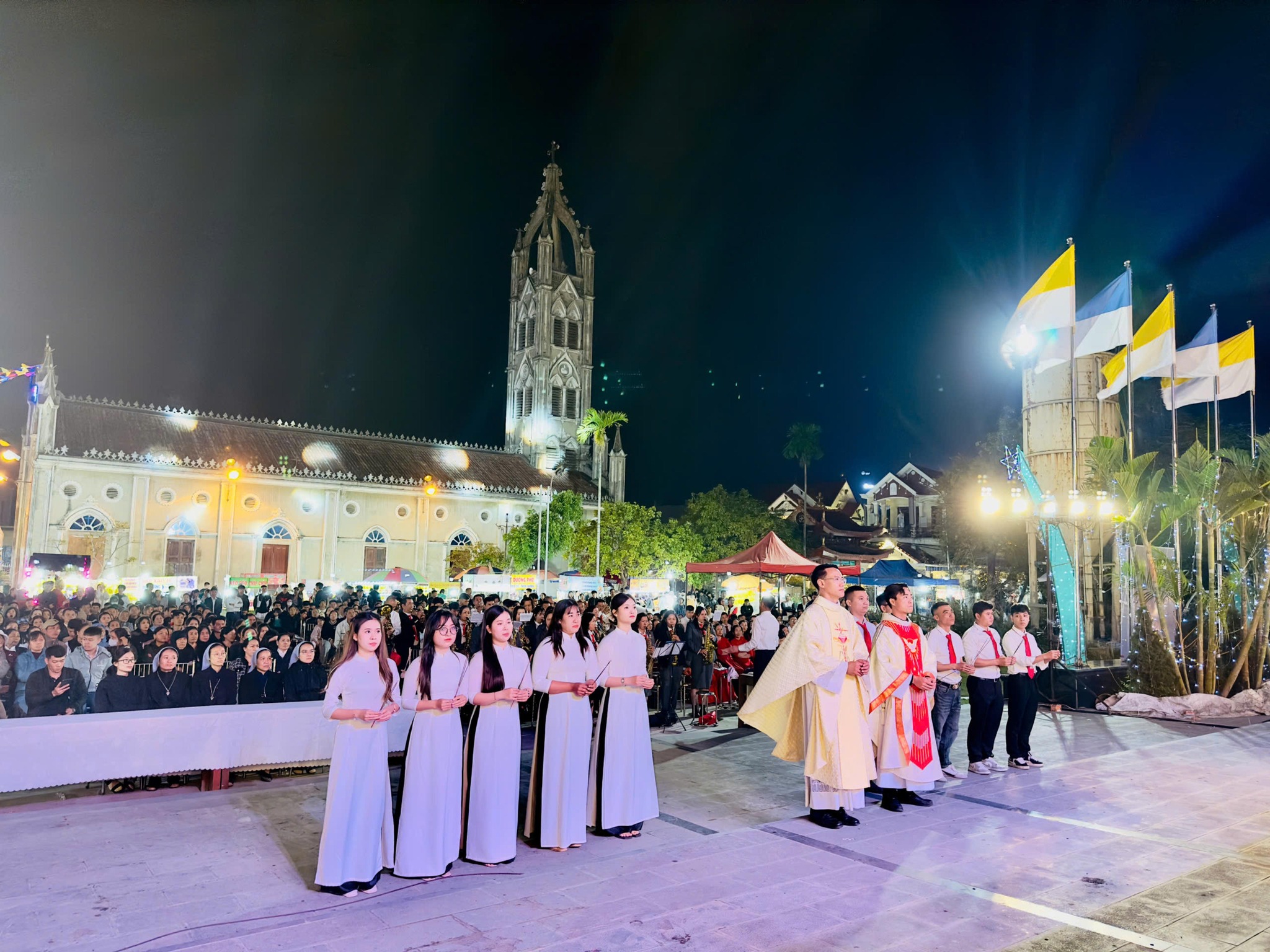 Giáo xứ Đồng Giá - Giáng Sinh 2025: HÀI NHI GIÊSU – ÁNH SÁNG CỨU ĐỘ MUÔN DÂN