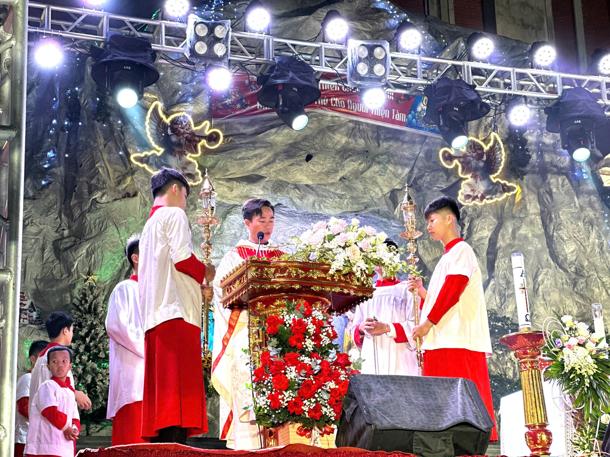 Giáo xứ Đồng Giá - Giáng Sinh 2025: HÀI NHI GIÊSU – ÁNH SÁNG CỨU ĐỘ MUÔN DÂN