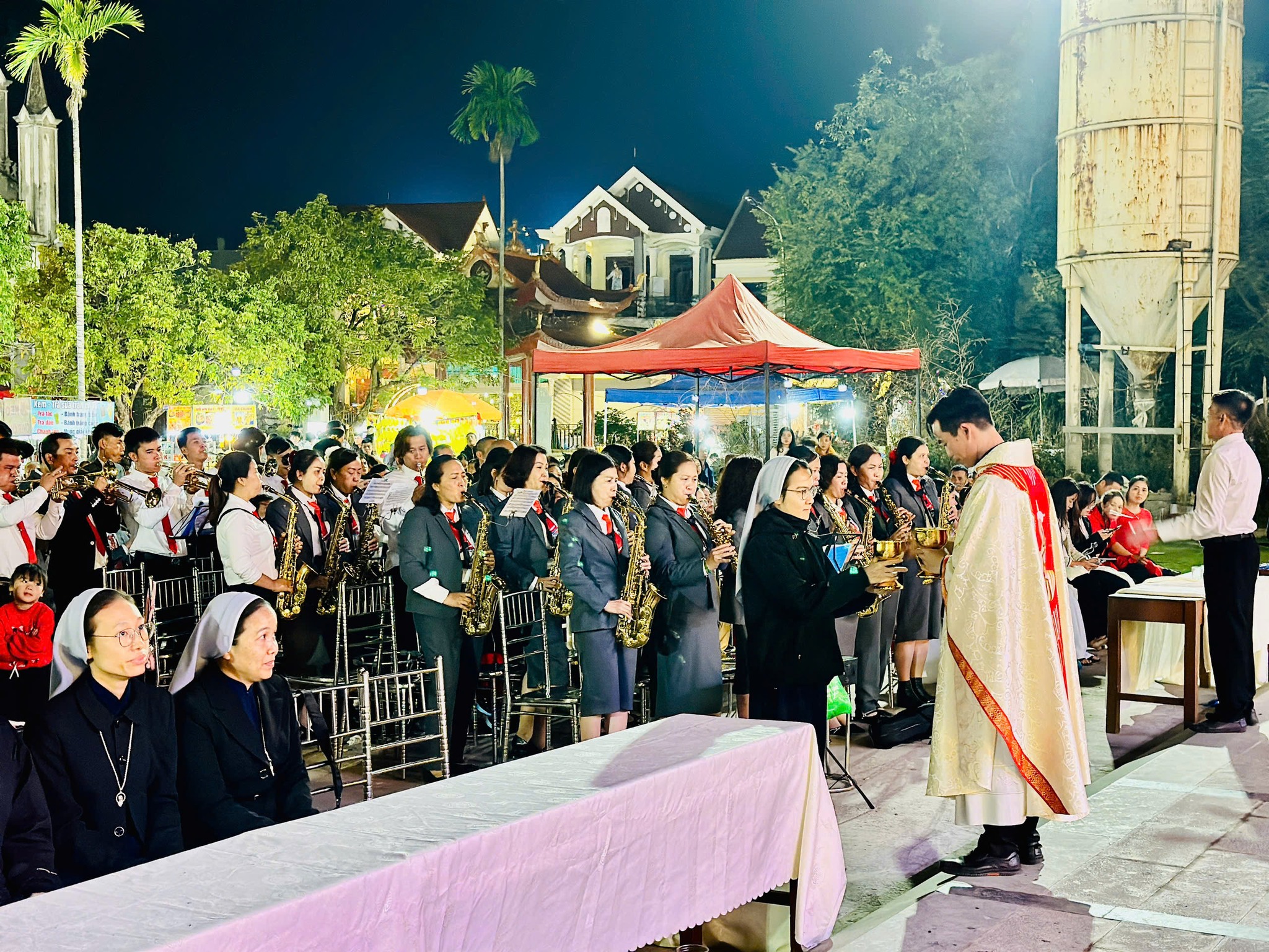 Giáo xứ Đồng Giá - Giáng Sinh 2025: HÀI NHI GIÊSU – ÁNH SÁNG CỨU ĐỘ MUÔN DÂN