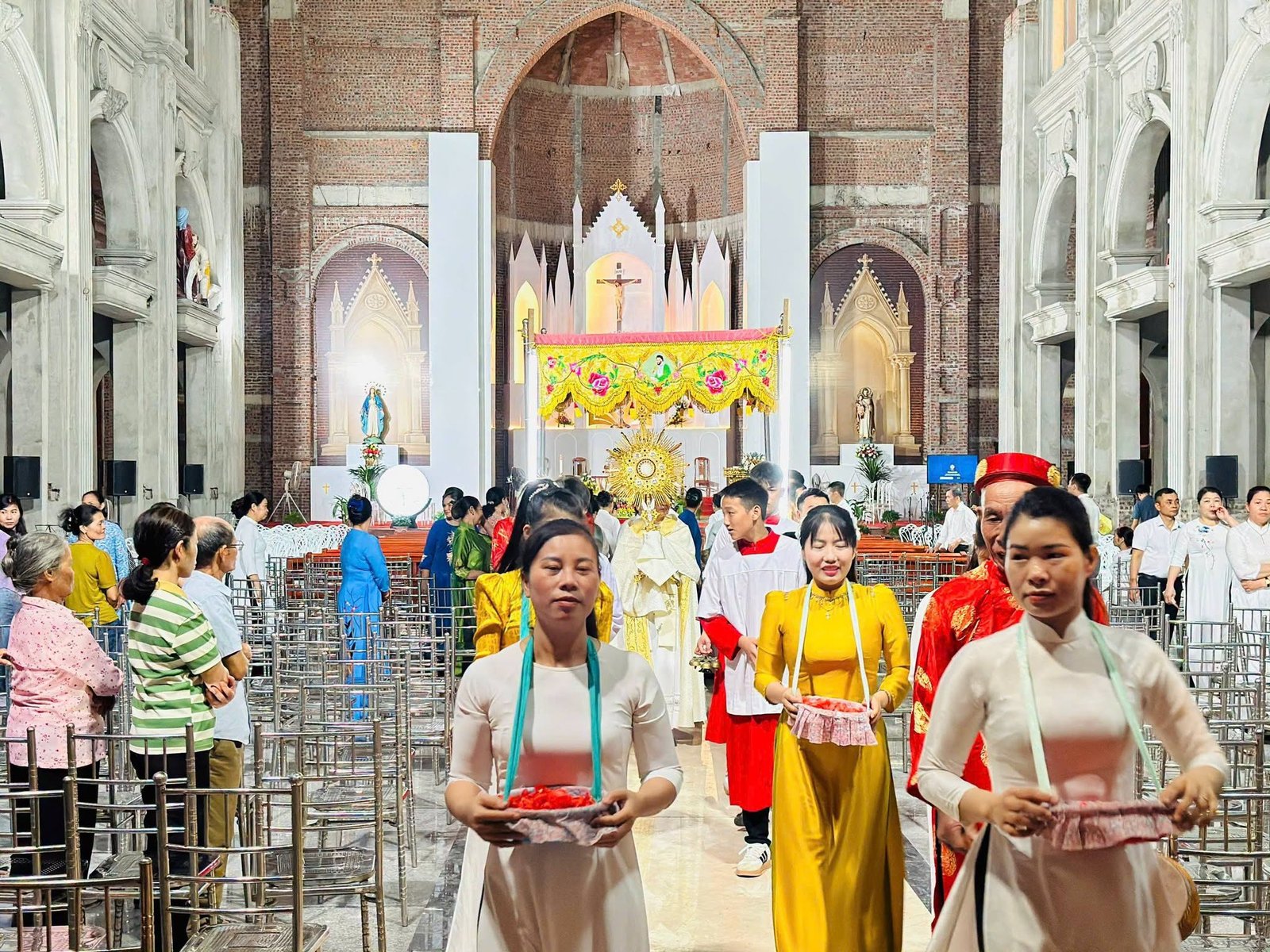 Thánh lễ tạ ơn bế mạc tuần Chầu Mình Thánh Chúa thay giáo phận