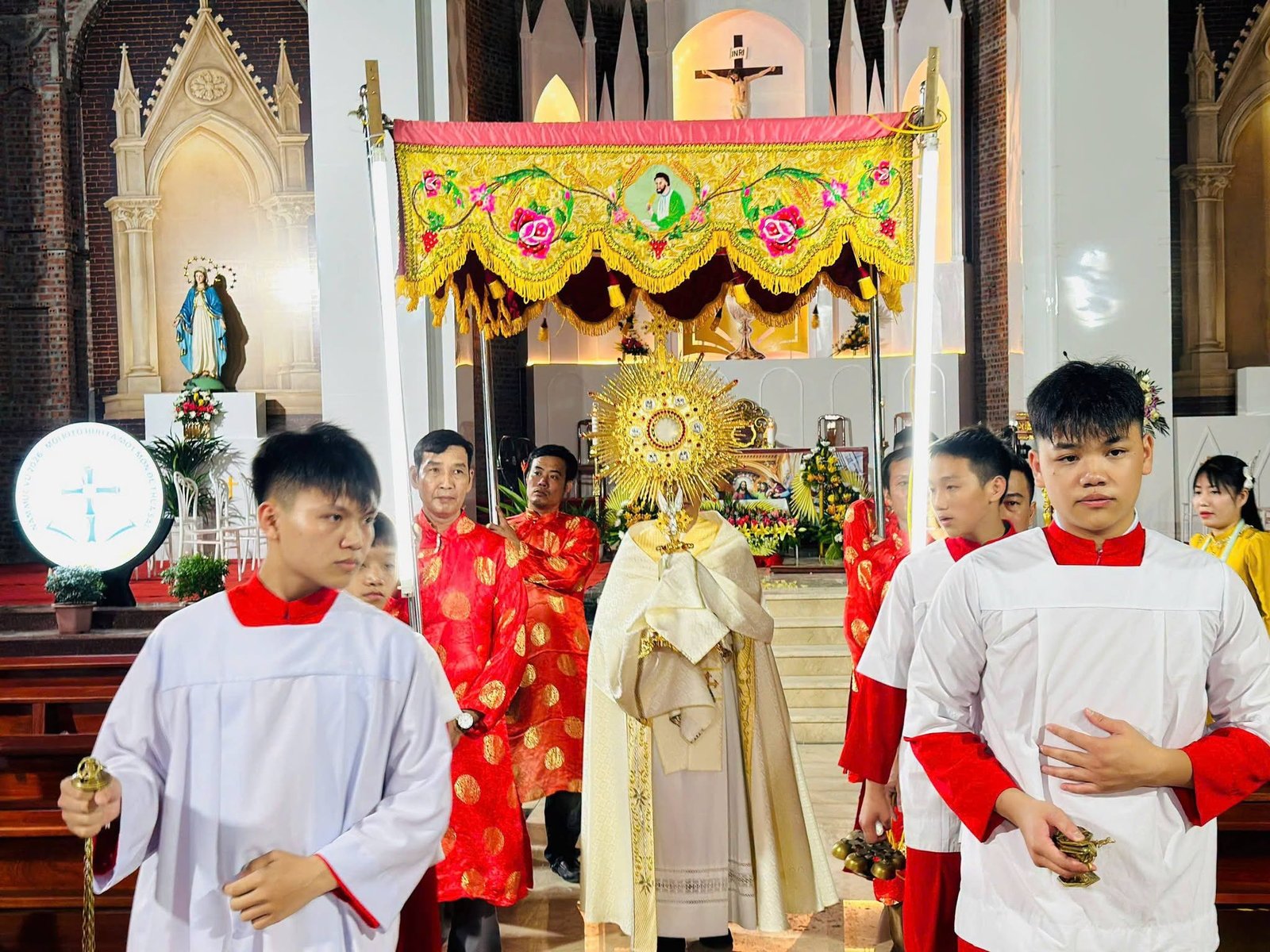 Thánh lễ tạ ơn bế mạc tuần Chầu Mình Thánh Chúa thay giáo phận