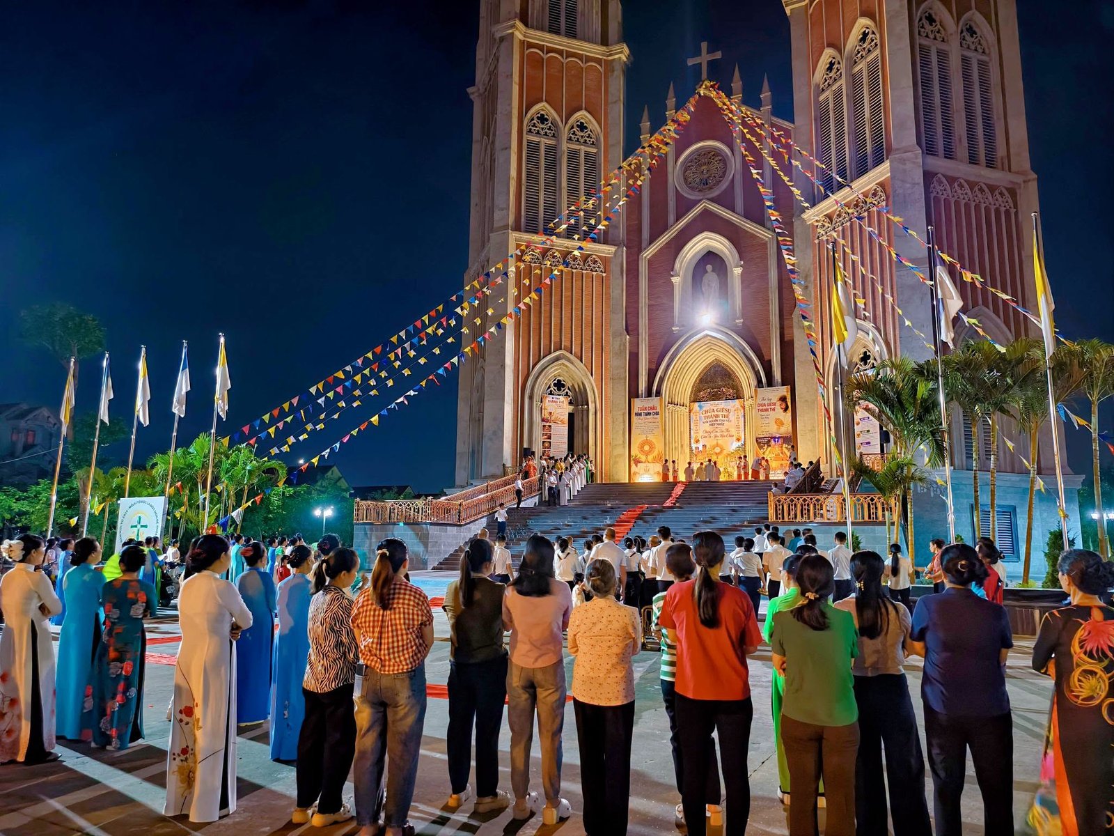 Thánh lễ tạ ơn bế mạc tuần Chầu Mình Thánh Chúa thay giáo phận