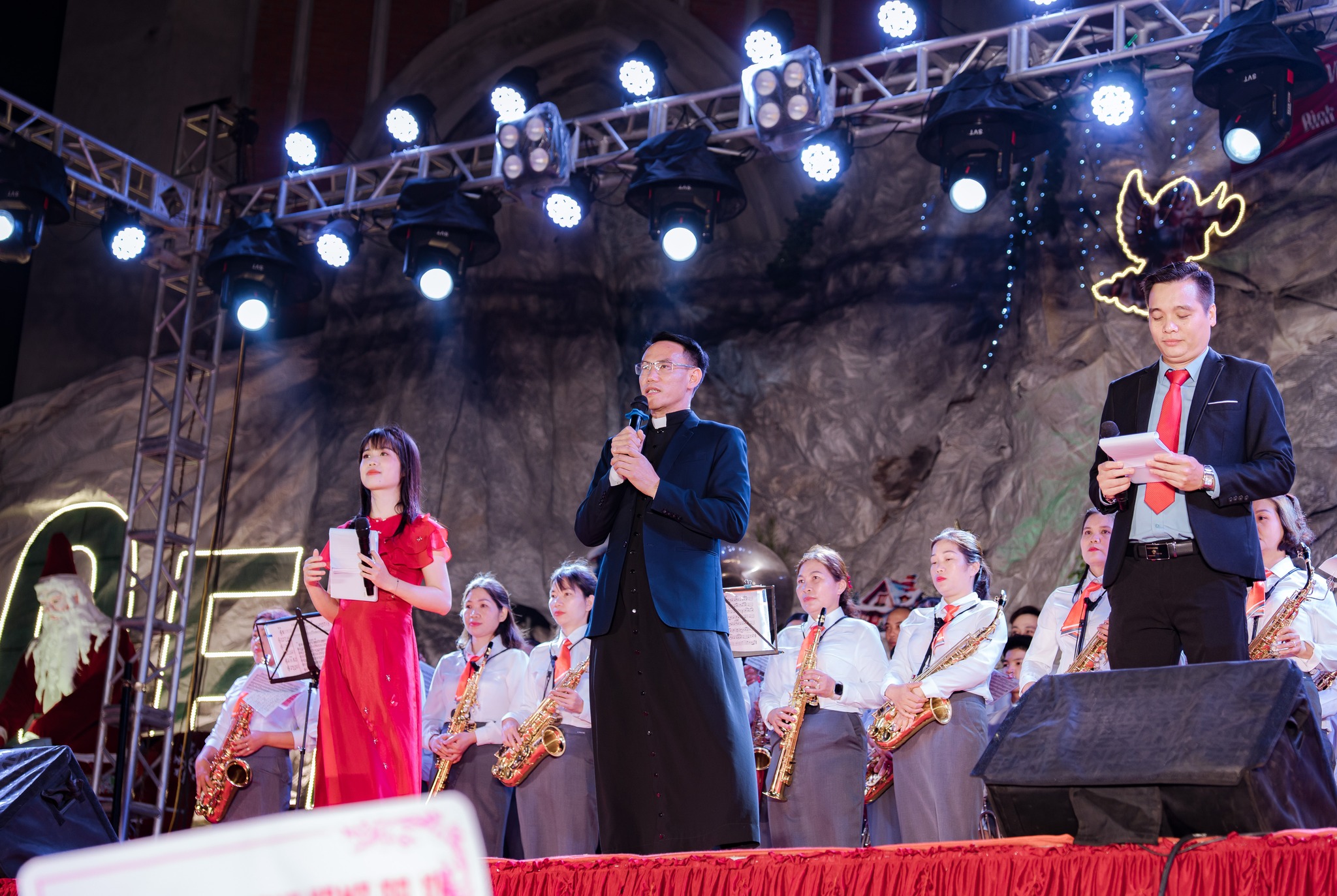 Giáo xứ Đồng Giá - Giáng Sinh 2025: HÀI NHI GIÊSU – ÁNH SÁNG CỨU ĐỘ MUÔN DÂN