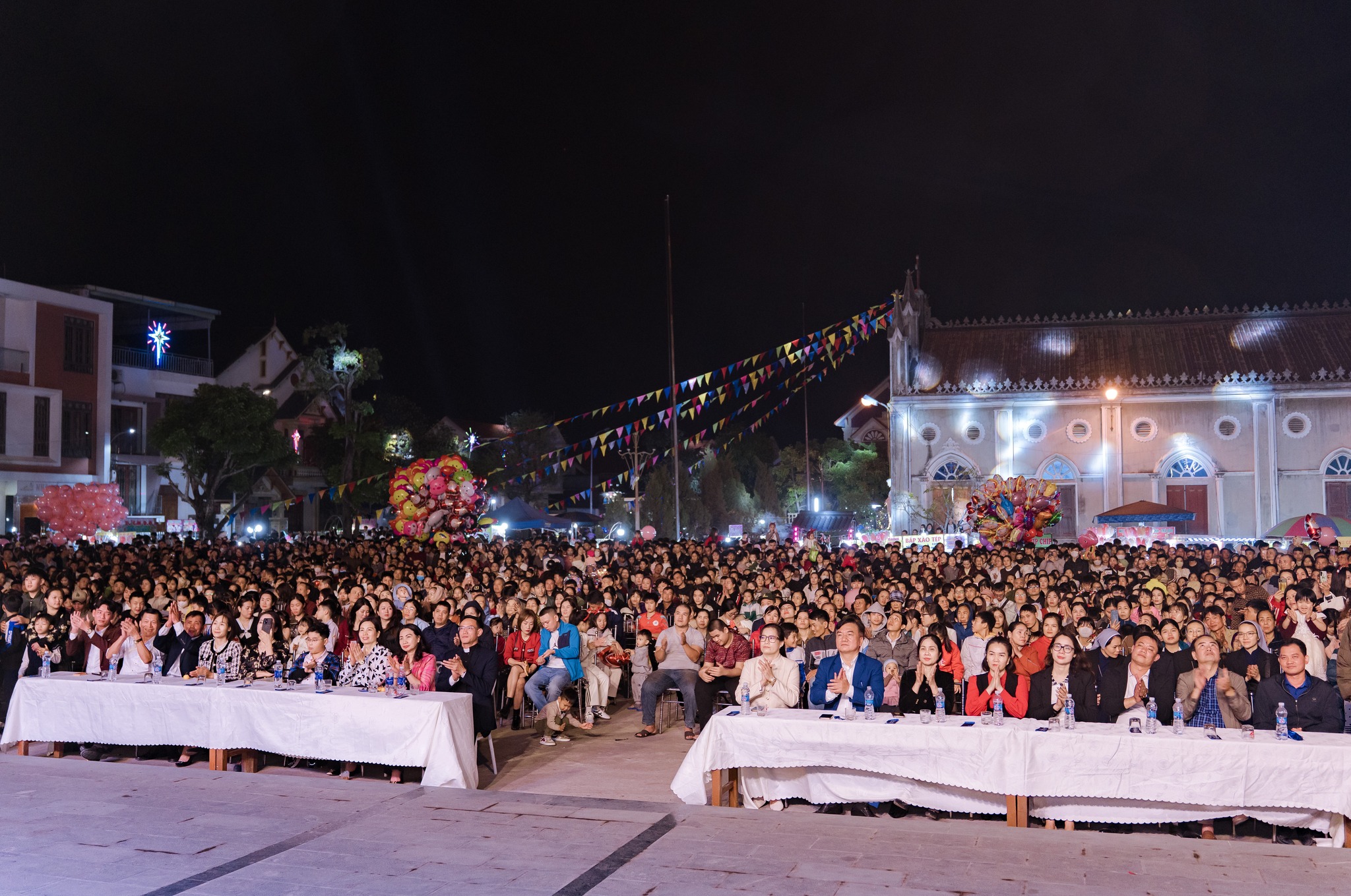 Giáo xứ Đồng Giá - Giáng Sinh 2025: HÀI NHI GIÊSU – ÁNH SÁNG CỨU ĐỘ MUÔN DÂN